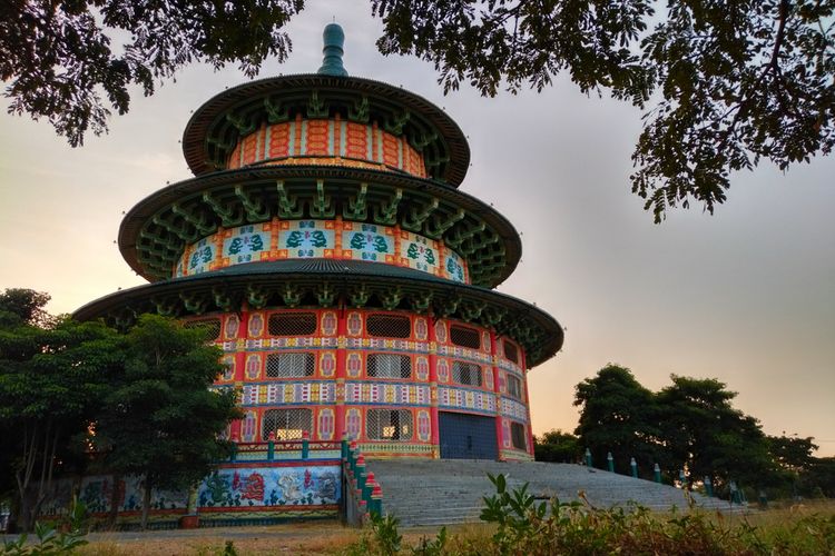 tempat wisata surabaya, wisata hits surabaya, wisata malam surabaya, liburan di surabaya, 10 Wisata di Surabaya yang Lagi Hits, Ada yang Bebas Tiket Masuk!, 1. Taman Mozaik, 2. Wisata Air Kalimas, 3. Atlantis Land Surabaya, 4. Hutan Kota Pakal, 5. Taman Cahaya, 6. Pantai Ria Kenjeran, 7. Kenjeran Park, 8. Pagoda Tian Ti, 9. Jalan Tunjungan, 10. Taman Bungkul