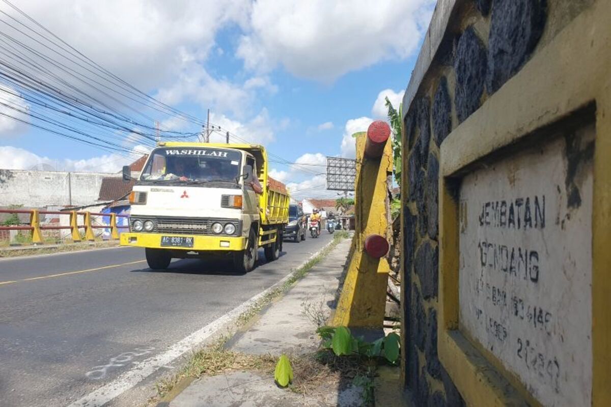truk, jaga jarak, Aturan Jaga Jarak di Belakang Bus dan Truk Berbeda dengan Mobil Kecil