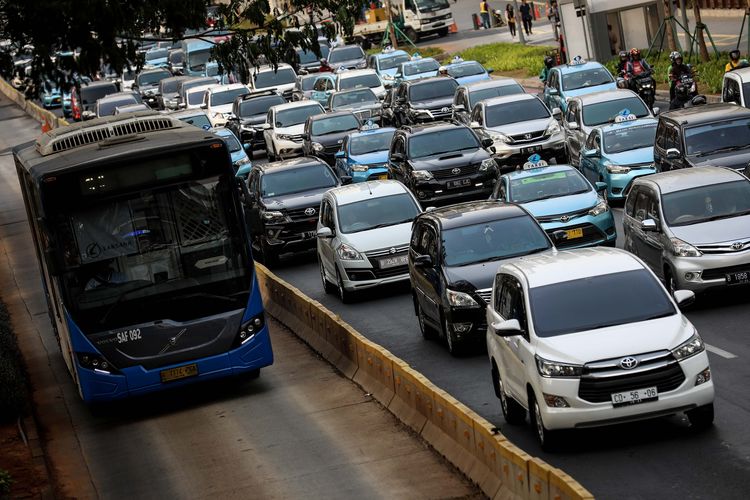 Beijing, polusi udara, Jakarta, kendaraan listrik, Transformasi Udara Biru Jakarta: Belajar dari Beijing, Dari Langit Kelabu ke Udara Bersih, Mendorong Mobil Listrik, Kondisi Jakarta, Kunci di Perubahan Budaya, Bukan Sekadar Teknologi, Menuju Langit Biru Jakarta