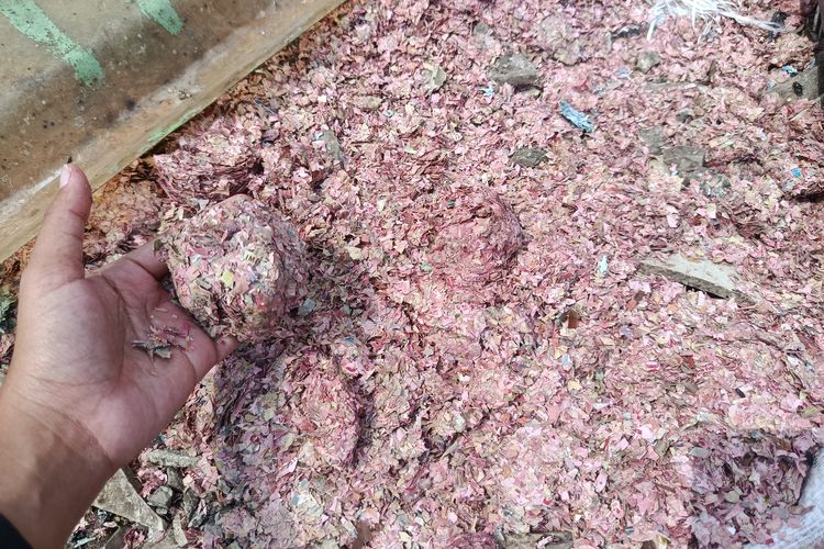 uang, cacahan uang, Bekasi, 5 Fakta Temuan 21 Karung Cacahan Uang Kertas di TPS Liar Bekasi, Ternyata Rupiah Asli?, 1. Ditemukan 21 Karung dan Digunakan untuk Uruk Lahan, 2. Dipastikan Sebagai Uang Rupiah Asli, 3. Sudah Dibuang Sejak Enam Bulan Lalu, 4. Melibatkan Pemilik Armada Berinisial "Kentus", 5. Penjelasan Bank Indonesia Terkait Prosedur Pemusnahan