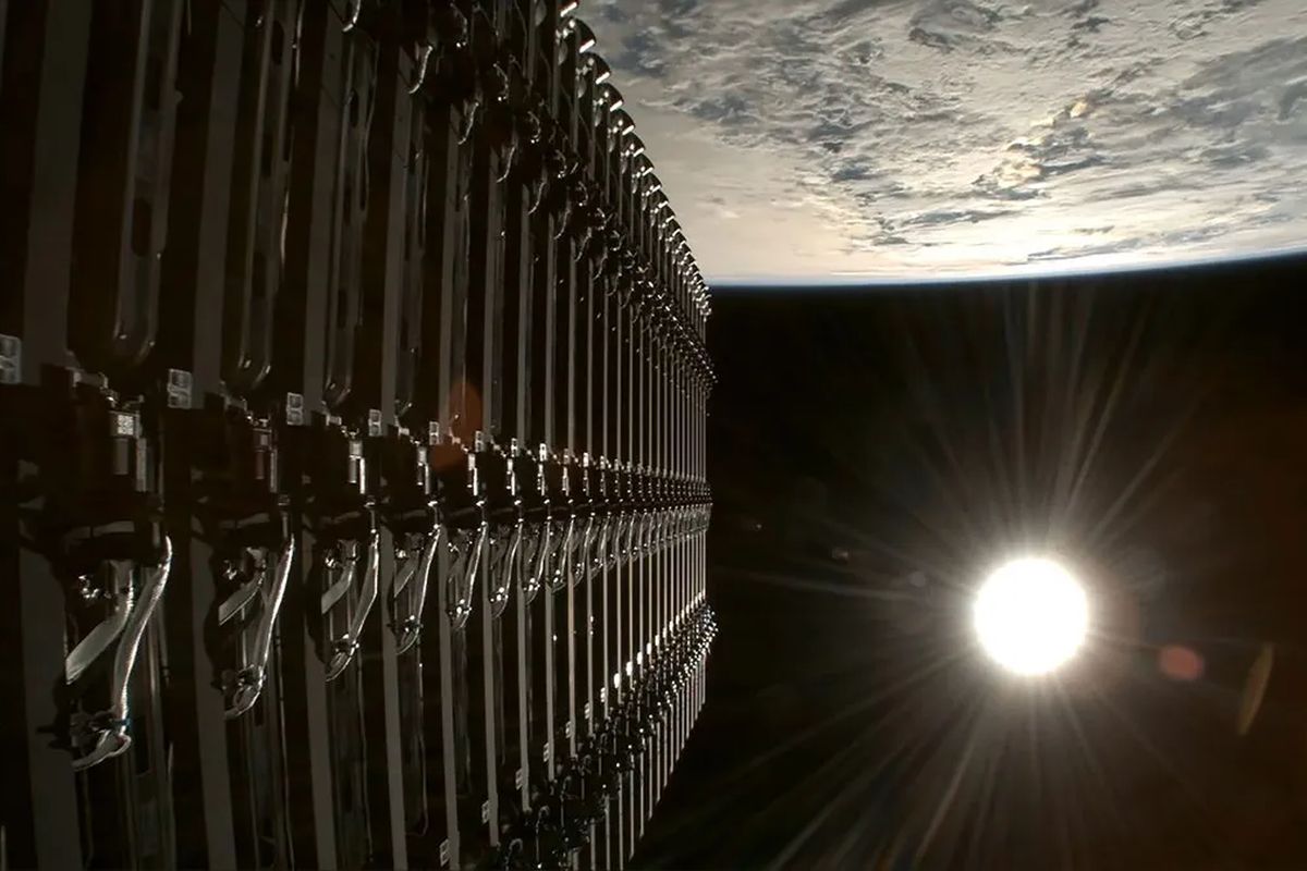 Starlink, Elon Musk, internet, Ribuan Satelit Starlink Turun Orbit, SpaceX Rombak Jaringan
