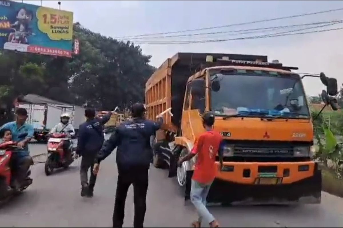 jawa barat, sopir truk, Parung Panjang, Kabupaten Bogor, warga marah, Warga Geram, Bawa Pentungan Marahi Sopir Truk Tambang di Bogor