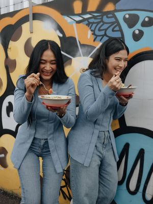Happy Salma, 5 Gaya OOTD Happy Salma dan Dian Sastro Saat Makan Soto, Kembaran Pakai Kutu Baru, 1. Kebaya kutu baru, 2. Warna cerah, 3. Celana denim, 4. Sneakers putih, 5. Gaya rambut natural dan aksesori minimalis