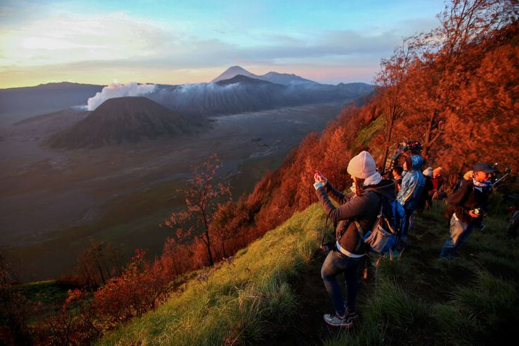 Bromo Tengger Semeru, Liburan ke Bromo? Ini 6 Aktivitas yang Wajib Dicoba, 1. Menikmati matahari terbit (sunrise), 2. Menjelajahi kawah Gunung Bromo, 3. Menjelajah Lautan Pasir, 4. Mengunjungi Bukit Teletubbies, 5. Menikmati ketenangan di Pasir Berbisik, 6. Menyaksikan budaya Suku Tengger
