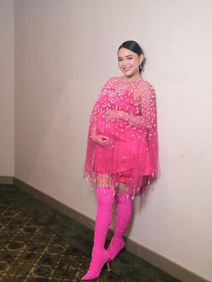 Amanda Manopo, film CAPER, 5 Style Amanda Manopo Pamerkan Baby Bump, Memukau Serba Pink, 1. Dress dan outer bertabur mutiara, 2. Statement boots yang berani, 3. Gaya rambut klasik, 4. Makeup flawless dengan sentuhan pinkish, 5. Aksesoris mewah sebagai pemanis