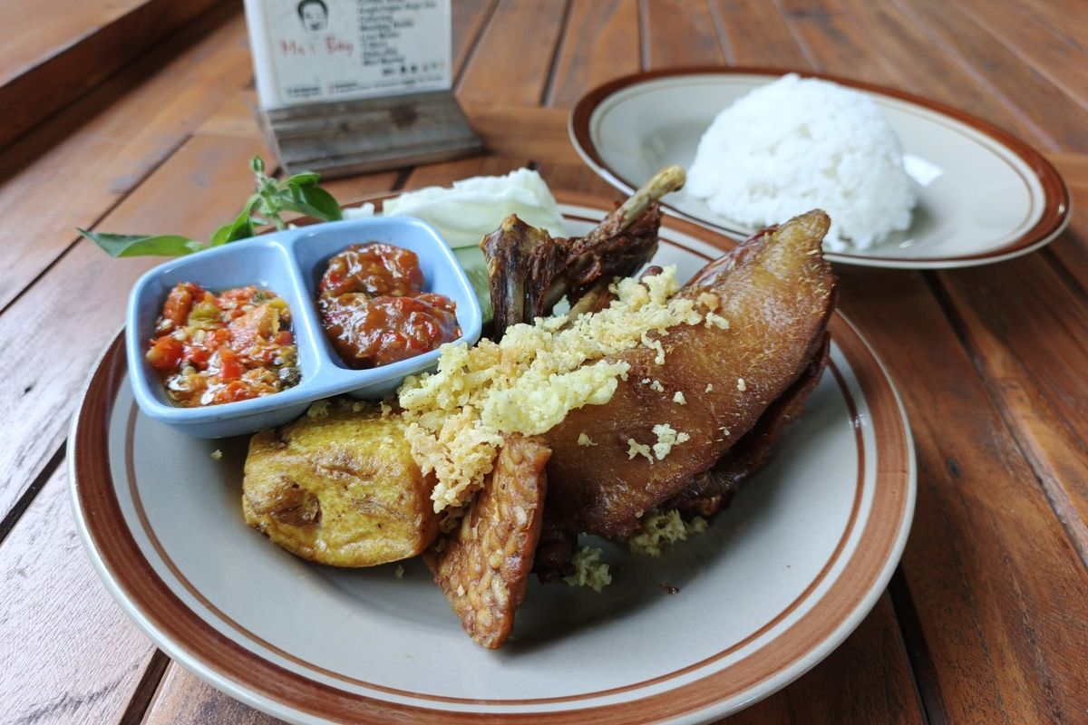 Bukit Cinta, Bebek Goreng Eco, Bukan Ikan, Restoran di Pinggir Rawa Pening Ini Andalkan Bebek Goreng