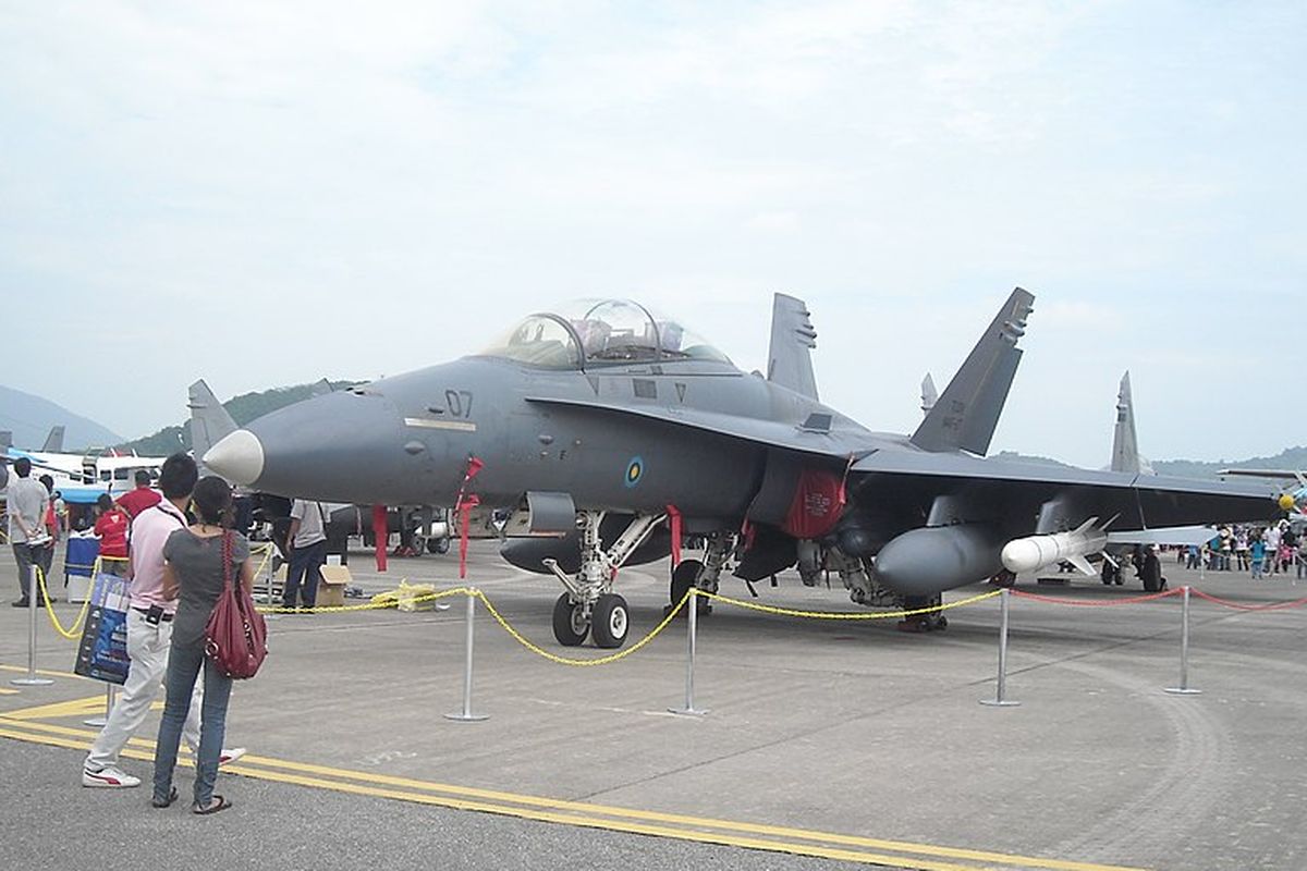 Malaysia, F-18, TUDM, Rekaman Video Jet tempur F/A-18D Malaysia Meledak dan Terbakar