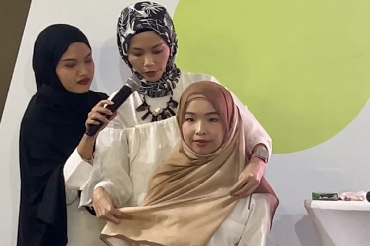 hijab segi empat, tutorial hijab, tutorial hijab segi empat, langkah langkah memakai hijab segi empat, hijab segi empat simple, cara pakai hijab segi empat simple dan modis, cara pakai hijab segi empat, cara pakai hijab segi empat rapi, 5 Langkah Tutorial Hijab Segi Empat agar Tampil Anggun Menurut Ahli, 1. Lapisi inner dengan hijab segi empat, 2. Rapikan sisi depan wajah, 3. Ambil bagian yang lebih panjang ke belakang sisi pendek, 4. Rapikan layering di area depan, 5. Modifikasi sisi yang panjang untuk tampilan lebih berdimensi