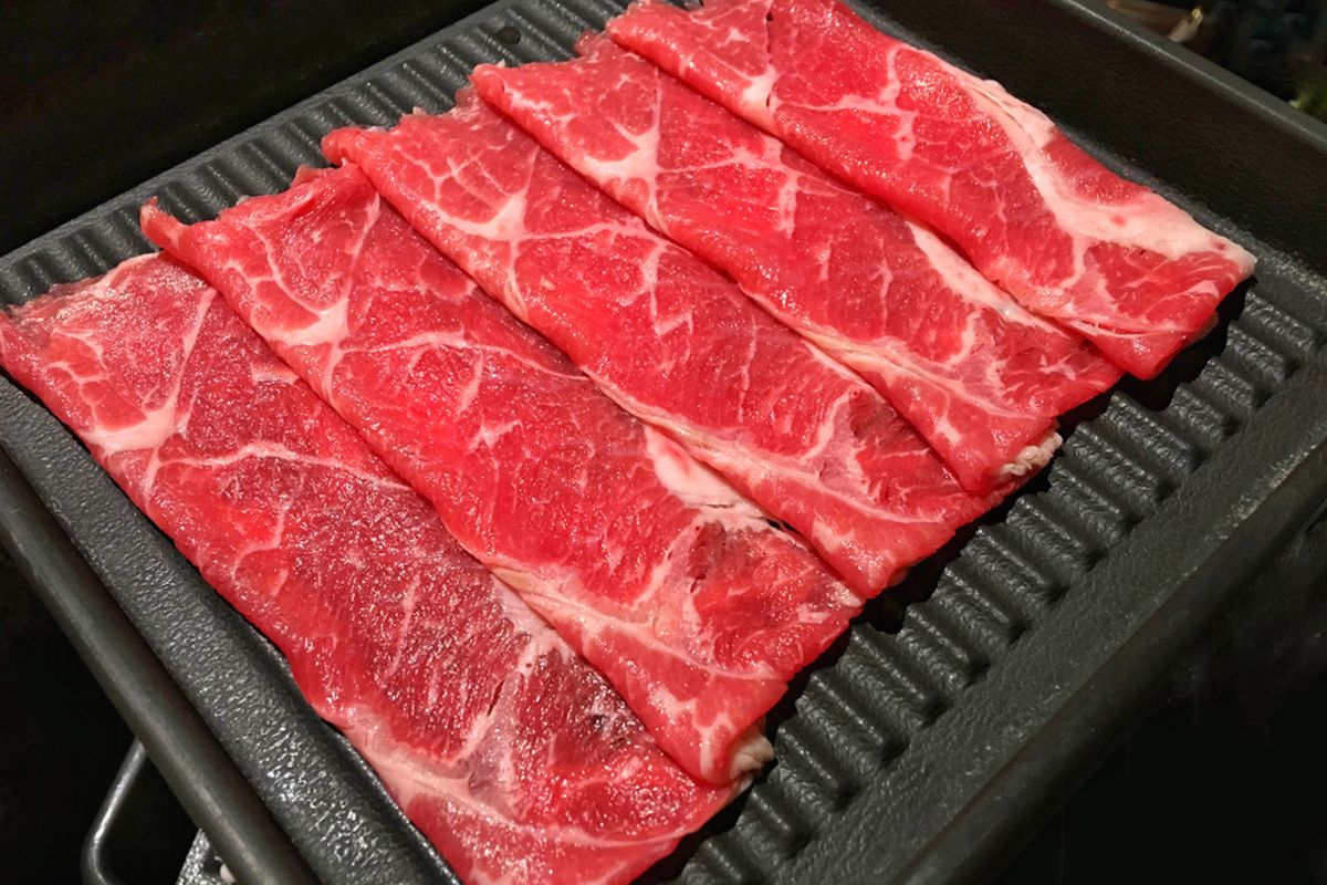 daging slice, Cara menyimpan Menyimpan Daging Slice, cara menyimpan daging slice di kulkas, 7 Tips Menyimpan Daging Slice agar Tetap Segar dan Tidak Hancur, 1. Pilih daging slice yang segar, 2. Gunakan wadah kedap udara, 3. Simpan di freezer, 4. Hindari menumpuk terlalu banyak, 5. Marinasi sebelum dimasak, 6. Cairkan dengan cara yang benar, 7. Gunakan suhu masak yang tepat