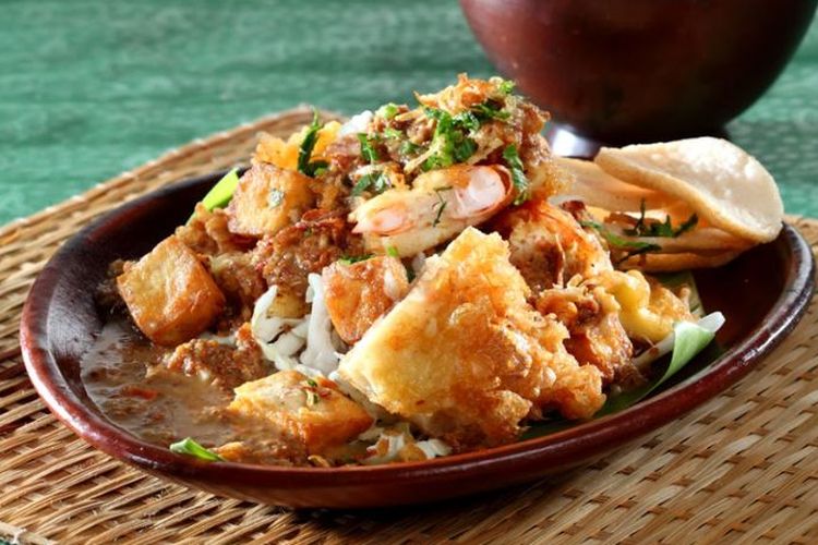 Stasiun Tugu, Stasiun Yogyakarta, stasiun yogyakarta, tempat makan terdekat Stasiun Tugu, kuliner dekat Stasiun Tugu, gudeg dekat Stasiun Yogyakarta, angkringan Stasiun Tugu, 8 Kuliner di Dekat Stasiun Tugu Yogyakarta, Bisa Ditempuh Jalan Kaki, 1. Loko Cafe, 2. Gudeg Mbok Lindu, 3. Soto ayam Pak Gareng, 4. Angkringan Kopi Jos Pak Agus, 5. Yammie Pathuk, 6. Nasi Kuning Muna Cung, 7. Mie Ayam Bandung 59, 8. Tahu Gimbal Pak Yono