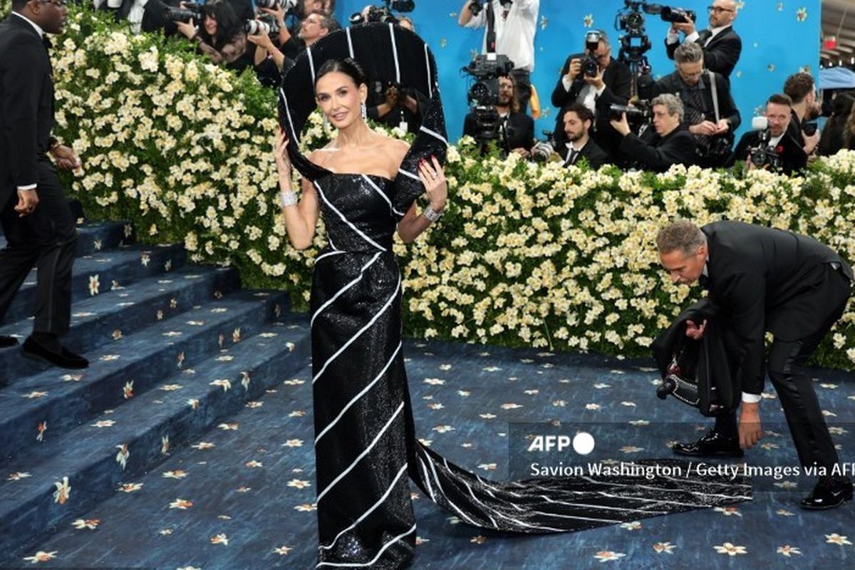 Demi Moore, Met Gala, Met Gala 2025, met gala 2025, met gala outfit, met gala 2025 outfit, demi moore outfit, demi moore outfit met gala 2025, Red Carpet Met Gala 2025, met gala 2025 demi moore, demi moore met gala 2025, Demi Moore Tampil Berani dengan Dress Bersiluet Dasi Pria di Met Gala 2025