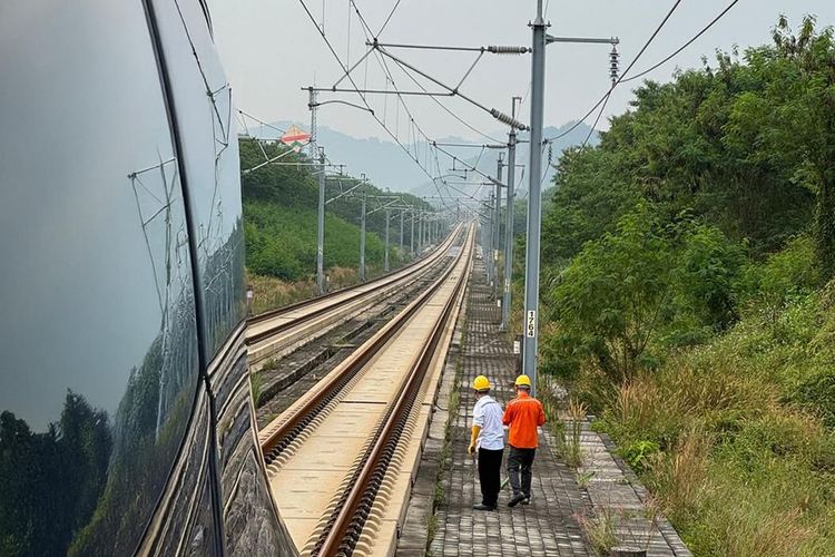KCIC, layang-layang, Layang-layang, keselamatan perjalanan, Layang-Layang, kereta cepat Whoosh, Keselamatan Perjalanan, Whoosh Delay 50 Menit Gara-gara Layangan yang Tersangkut