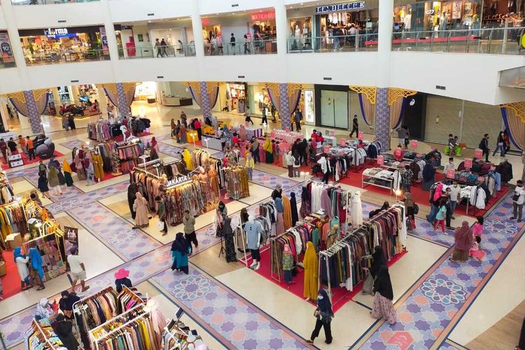 jalan kaki, jalan kaki di mall, berjalan-jalan di mall, membakar kalori dengan jalan kaki, apakah jalan kaki di mall termasuk olahraga, jalan kaki di mal, manfaat jalan kaki di mall, jalan kaki di mall termasuk olahraga, olahraga jalan kaki di mal, Indra Bekti Olahraga dengan Jalan Kaki di Mall, Benarkah Efektif?, Jalan kaki di mall termasuk olahraga?, Berapa lama sebaiknya jalan kaki?, Bagaimana cara mulai jalan kaki di mall?, Bagaimana kalau tergoda makanan di mall?