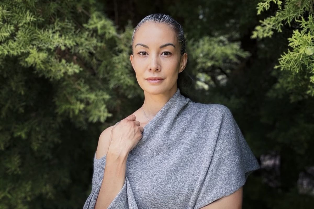 Nadya Hutagalung, rambut beruban, uban, Nadya Hutagalung uban, rambut uban, penyebab rambut beruban, rambut beruban karena apa, apa penyebab muncul uban, Nadya Hutagalung Bangga Punya Uban, Apa Saja Faktor Penyebab Rambut Beruban?, 1. Penurunan produksi melanin, 2. Faktor usia dan genetik, 3. Paparan radikal bebas, 4. Kekurangan nutrisi, 5. Gangguan kesehatan tertentu, 6. Gaya hidup yang tidak sehat