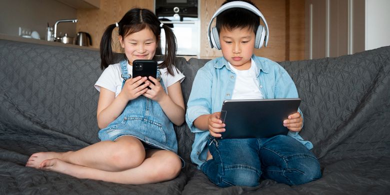 screen time, Kapan Anak Boleh Screen Time? Ini Cara Pendampingan yang Tepat Menurut Dokter, Batas Usia dan Durasi Screen Time, Pentingnya Pendampingan Saat Anak Menonton, Terapkan Aturan yang Konsisten, Siapkan Aktivitas Pengganti, Waspadai Kebiasaan TV Menyala Sepanjang Hari