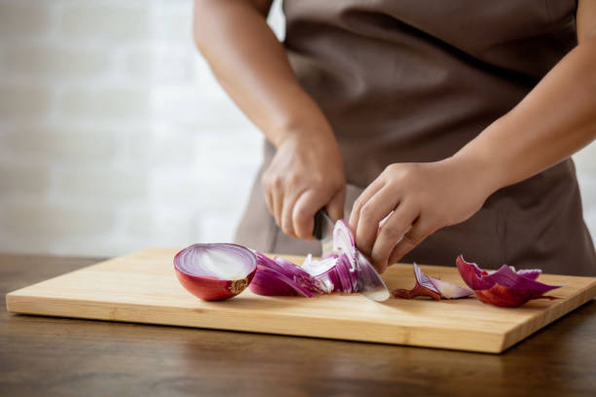 Bawang, bawang merah, bawang, bawang bombai, potong bawang merah tanpa pedih, memotong bawang, Memotong Bawang Bikin Menangis? Ini Cara Mudah dan Murah untuk Menghindarinya