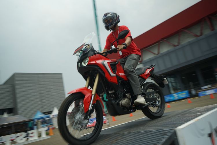 QJMotor, Tourino 250 DX, motor adventure, IIMS 2026, motor petualang, Keseruan Test Ride Singkat QJMotor Tourino 250 DX di IIMS 2026