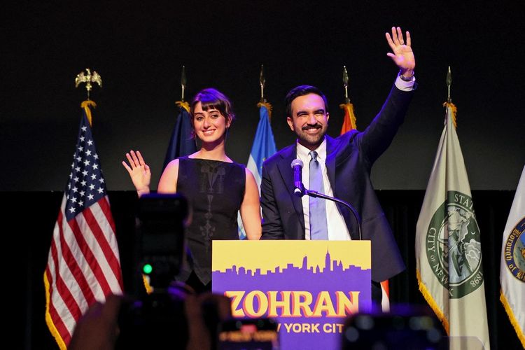 Rama Duwaji, Intip Gaya Rama Duwaji, Istri Zohran Mamdani di Pelantikan Walikota New York , Busana hitam di malam pelantikan sang suami, Statement coat berwarna cokelat, Mode sebagai bahasa politik, Konsisten sejak masa kampanye