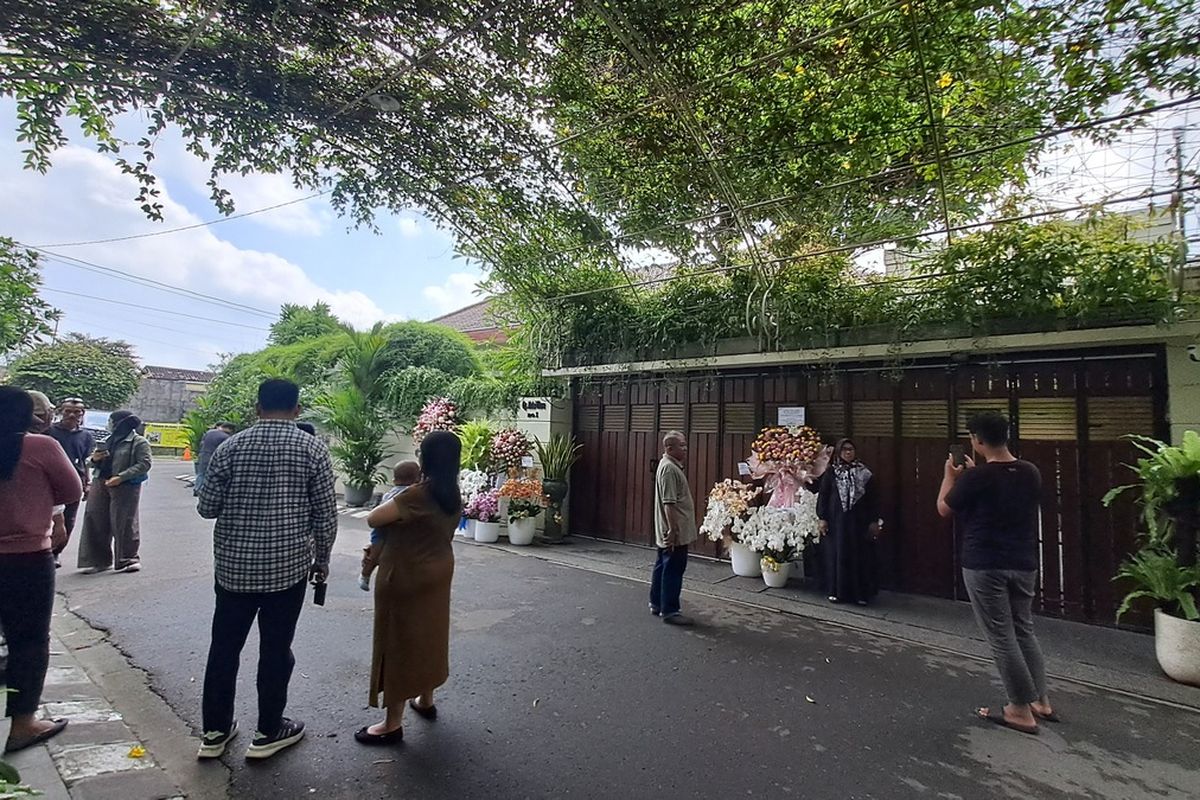 SOLO, Rumah Jokowi, rumah jokowi colomadu, wisata jokowi, wisata jokowi solo, wisata jokowi di solo, Ibu dari Sidoarjo Menangis di Depan Rumah Jokowi di Solo saat HUT RI ke-80, Mengapa?
