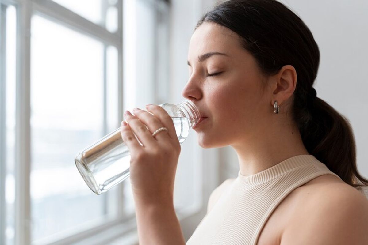 Minum air putih, overhidrasi, gangguan fungsi ginjal, minum air putih, minum air berlebihan, Bahaya kebanyakan minum air putih, Hati-hati Overhidrasi, Minum Air Berlebihan Bisa Picu Gangguan Ginjal, Kenali sinyal tubuh, Perhatikan warna urin, Sesuaikan dengan aktivitas, Jangan paksa diri minum terlalu banyak, Konsultasikan dengan dokter jika punya kondisi khusus