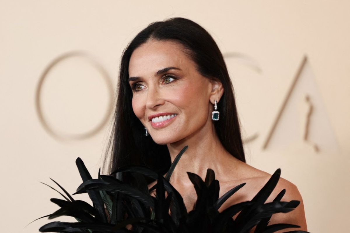 Gucci, Demi Moore, Academy Awards, Pesona Demi Moore Berbalut Gaun Bulu Gucci di Oscars 2026