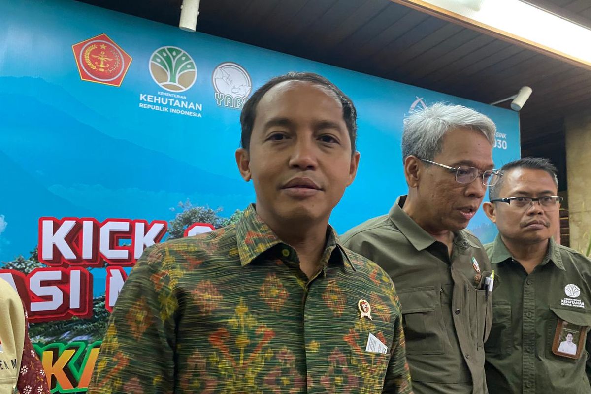 raja juli antoni main domino, Raja Juli Antoni klarifikasi, Azis Wellang tersangka pembalakan liar, foto viral Raja Juli main domino, kasus illegal logging Kalimantan Tengah, KKSS permainan domino, Abdul Kadir Karding klarifikasi, status hukum Azis Wellang, Azis Wellang pembalakan liar, klarifikasi Raja Juli Antoni, profil Azis Wellang, Siapa Azis Wellang? Sosok Tersangka Pembalakan Liar yang Main Domino Bareng Raja Juli Antoni, Kronologi Raja Juli main domino, Siapa Azis Wellang?, Klarifikasi Abdul Kadir Karding, Viral di media sosial