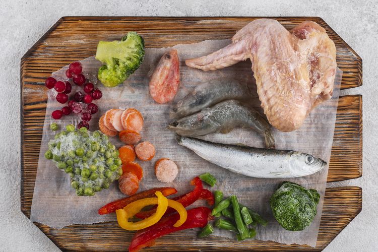 protein, 6 Mitos Protein Ini Perlu Berhenti Kamu Percayai, Menurut Ahli Gizi, 1. Protein hanya penting untuk membangun otot, 2. Diet tinggi protein merusak ginjal, 3. Hanya makanan hewani yang mengandung protein lengkap, 4. Semakin banyak makan protein, makin besar otot, 5. Makan lebih banyak protein akan membuat tubuh lebih ramping, 6. Protein powder wajib untuk memenuhi kebutuhan protein