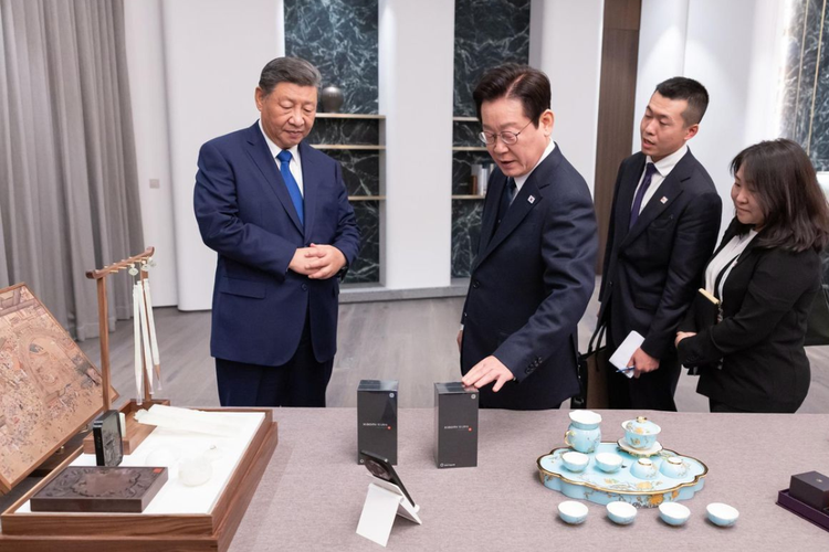 Xiaomi, Xi Jinping, Presiden China, presiden korea selatan, Lee Jae-myung, Xi Jinping Hadiahi Presiden Korea Selatan HP Xiaomi, Saling Bercanda soal Mata-mata