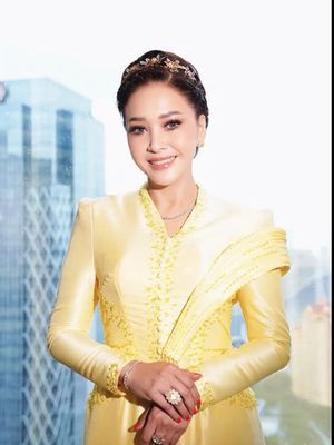 Maia Estianty, Ahmad Dhani, El Rumi, Syifa Hadju, gaya Maia Estianty, 9 Gaya Maia Estianty Saat Lamaran El Rumi–Syifa Hadju, Anggun Bernuansa Butter Yellow, 1. Warna butter yellow yang lembut, 2. Kebaya rancangan desainer lokal, 3. Detail bordir, 4. Selendang dengan draping elegan, 5. Riasan glowy, 6. Riasan mata yang lembut, 7. Tatanan rambut klasik nan rapi, 8. Aksesori rambut, 9. Cincin statement
