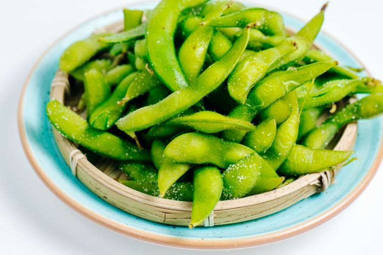 Cokelat hitam, cokelat hitam, pisang, Edamame, edamame, Camilan sehat, Camilan yang Bisa Bikin Bahagia, 3 Camilan yang Bisa Bikin Bahagia, Menurut Ahli Gizi