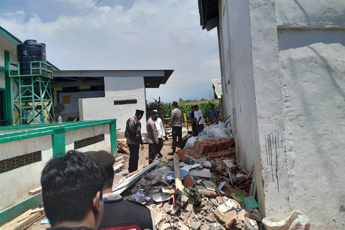 situbondo, Asrama putri Ponpes ambruk di Situbondo, Asrama putri ponpes ambruk, Asrama Putri, Atap Asrama Putri Ambruk, Pondok Pesantren di Situbondo Diliburkan Selama Seminggu