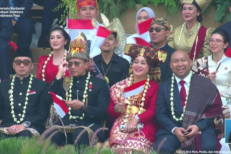 Titiek Soeharto, wastra nusantara, hut ke 80 ri, busana titiek soeharto, gaya titiek soeharto, 6 Gaya Titiek Soeharto Pakai Wastra Indonesia, Serba Merah Saat HUT ke-80 RI, 1. Serba merah di HUT ke-80 RI, 2. Anggun dengan kebaya hitam, 3. Kebaya hijau yang segar, 4. Elegan dalam balutan songket biru, 5. Kebaya biru muda yang manis, 6. Kebaya burgundy
