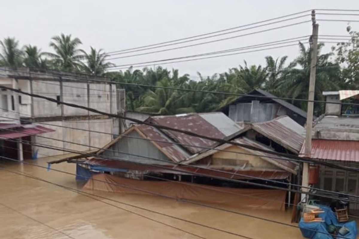 Nagan Raya, Aceh, banjir aceh, nagan raya aceh, banjir sumatera, banjir sumatera 2025, banjir aceh 2025, 110 KK di Nagan Raya Aceh Masih Terisolasi Akibat Jembatan Putus Dihantam Banjir Bandang, Gunakan Perahu untuk Menembus Lokasi, 1.807 Rumah Rusak, Ribuan Warga Mengungsi, Sebaran Pengungsi di Tiga Kecamatan, Tiga Dapur Umum Dibuka, Pencarian Korban Hilang Berlanjut
