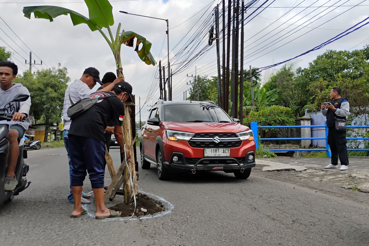 sistem kemudi, jalan berlubang, tikungan, Hati-hati! Ini Dia Risiko Hantam Lubang Saat Mobil Berbelok