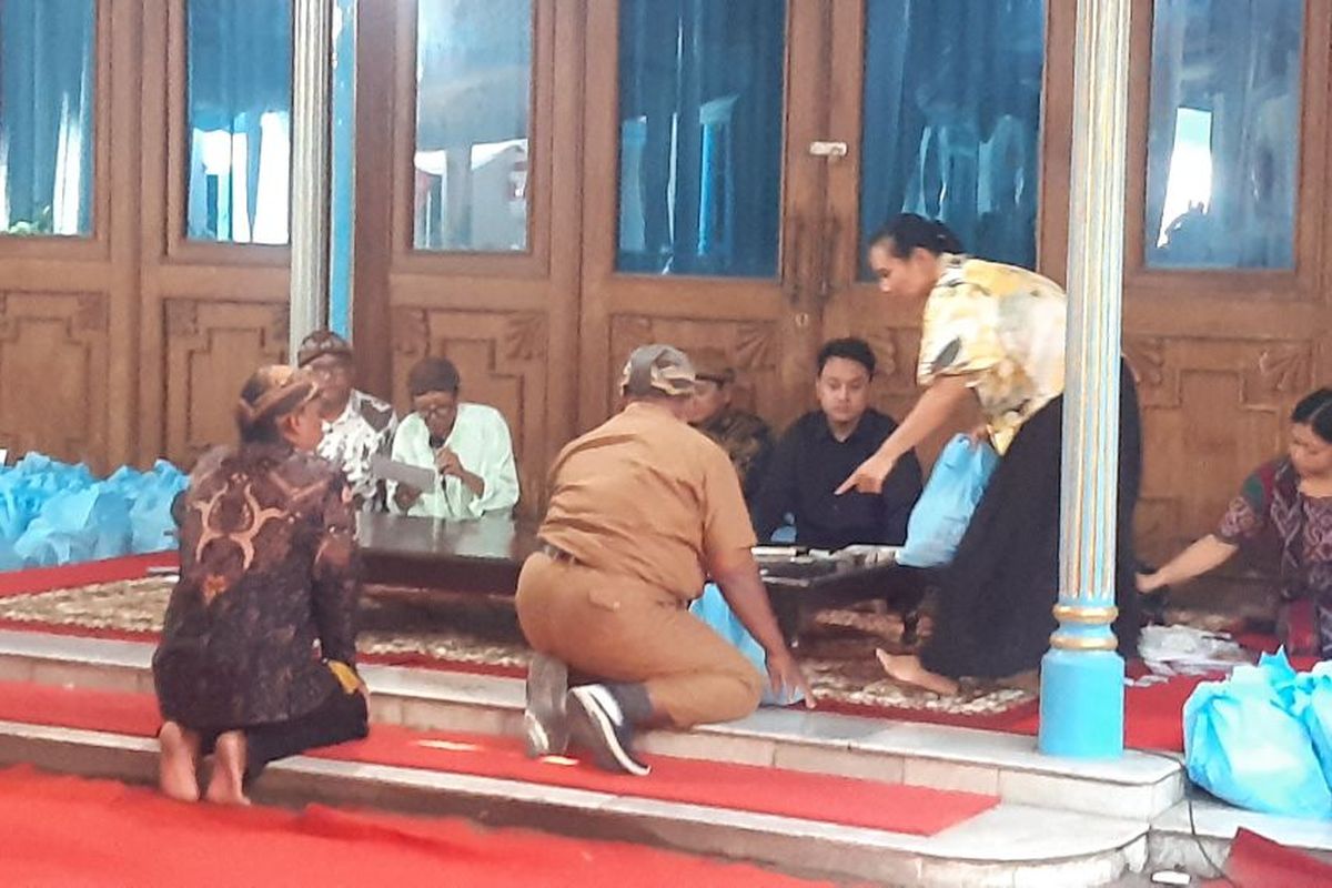 Purboyo, Keraton Solo, abdi dalem, Solo, PB XIV Purboyo Bagi Sembako dan Uang Rp 14 Ribu ke Abdi Dalem, Murni Dana Pribadi