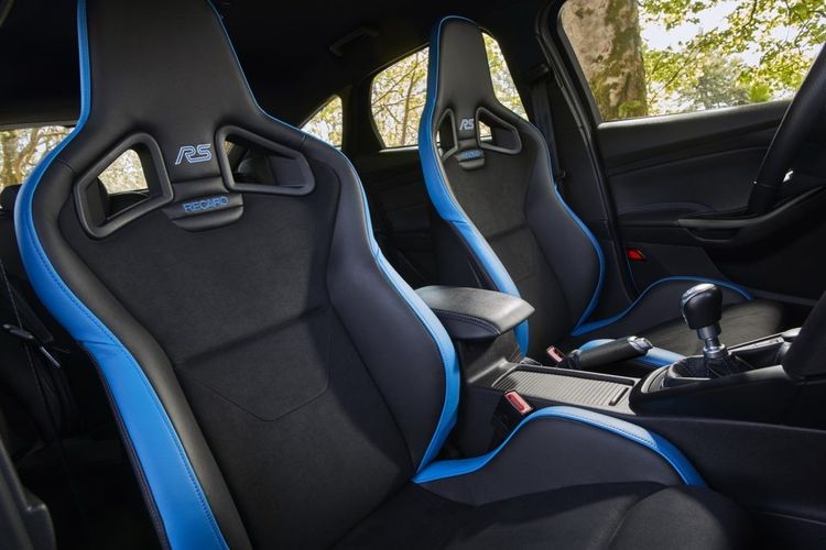 kenyamanan berkendara, jok mobil ergonomis, jok Recaro, desain jok, Mengenal Jok Recaro: Kenyamanan dan Dukungan Maksimal Pengemudi, Desain Ergonomis , Material Busa dan Struktur, Variasi Tipe Jok , Detail yang Menonjol , Kesimpulan