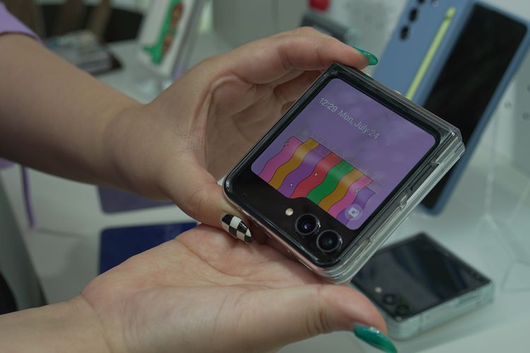 HP lipat, foldable, mitos hp lipat cepat rusak, Mitos atau Fakta, HP Lipat Cepat Rusak dan Tak Tahan Lama?