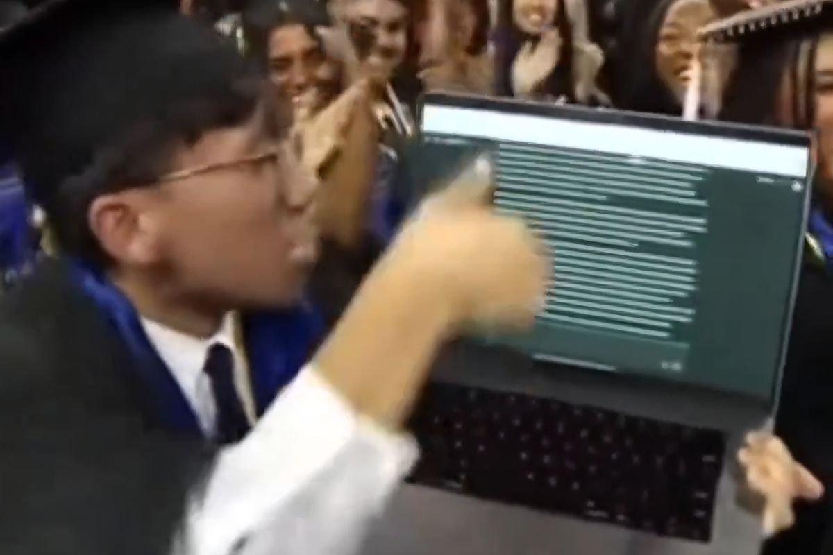 mahasiswa, UCLA, ChatGPT, chatGPT, Chatbot AI, Bawa Laptop dan Tampilkan ChatGPT, Mahasiswa Jadi Sorotan di Acara Wisuda