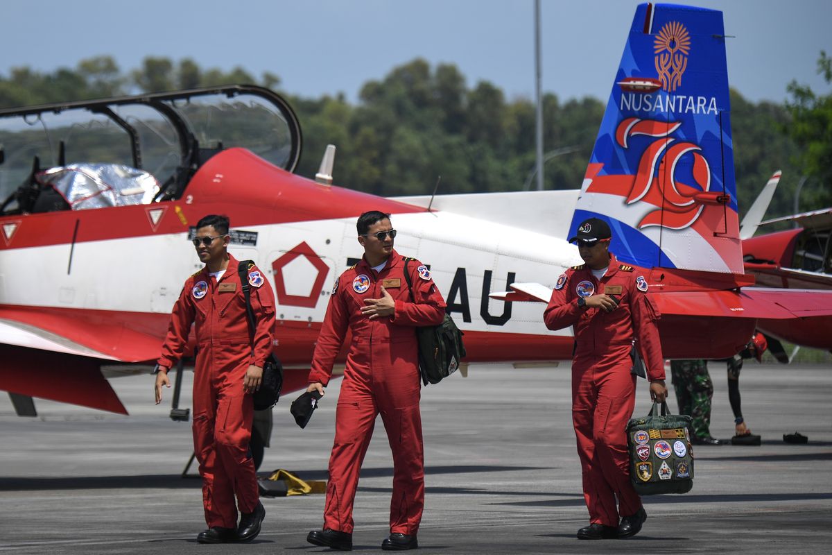 TNI Angkatan Udara, pilot sipil, TNI AU, TNI AU Rekrut 31 Pilot Sipil untuk Awaki Pesawat Angkut dan Helikopter, Apa latar belakang perekrutan pilot sipil oleh TNI AU?, Bagaimana proses seleksi dan pendidikan yang dijalani?, Apa kaitannya dengan modernisasi alutsista TNI AU?, Mengapa kerja sama dengan sekolah penerbang menjadi penting?