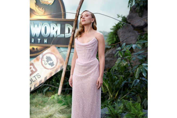 Scarlett Johansson, Jurassic World Rebirth, gaya Scarlett Johansson, Gaya Scarlett Johansson, gaya scarlett johansson, fashion scarlett johansson, scarlett johansson fashion style, scarlett johansson film, Gaya Scarlett Johansson Saat Premiere Jurassic World Rebirth, Pakai Gaun Motif Reptil
