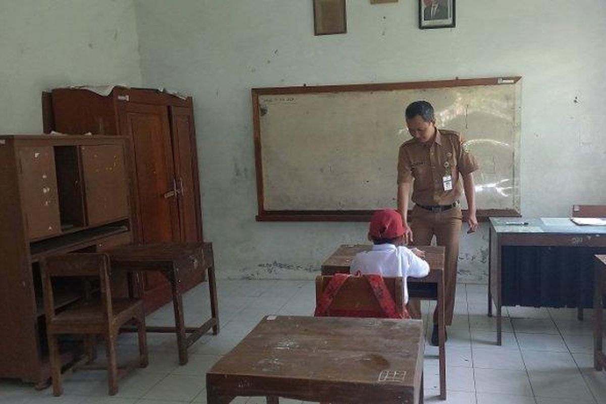 Kudus, Solo, SOLO, sekolah sepi peminat, sekolah sepi pendaftar, MPLS 2025, sekolah sepi murid, sekolah hanya terima 1 murid, Potret Sekolah Sepi Murid, Hanya Terima 1 Siswa di Tengah Sistem Zonasi, SDN 1 Wates Kudus Hanya Punya Satu Murid Baru, Faktor Merger dan Minim Sosialisasi, SDN 27 Kauman Solo Juga Hanya Dapat Satu Siswa Baru, Letak Geografis dan Sistem Zonasi Jadi Kendala