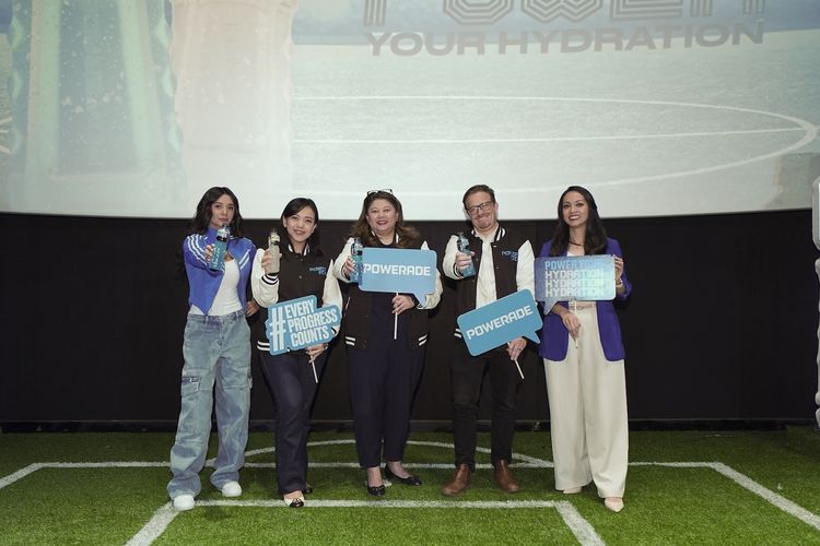 minuman isotonik, Powerade, dehidrasi, Manfaat Minuman Isotonik untuk Merehidrasi Tubuh dengan Cepat, 1. Menjaga keseimbangan cairan tubuh, 2. Menghindari hipotensi dan hipertensi, 3. Meningkatkan kualitas tidur, 4. Menjaga otot