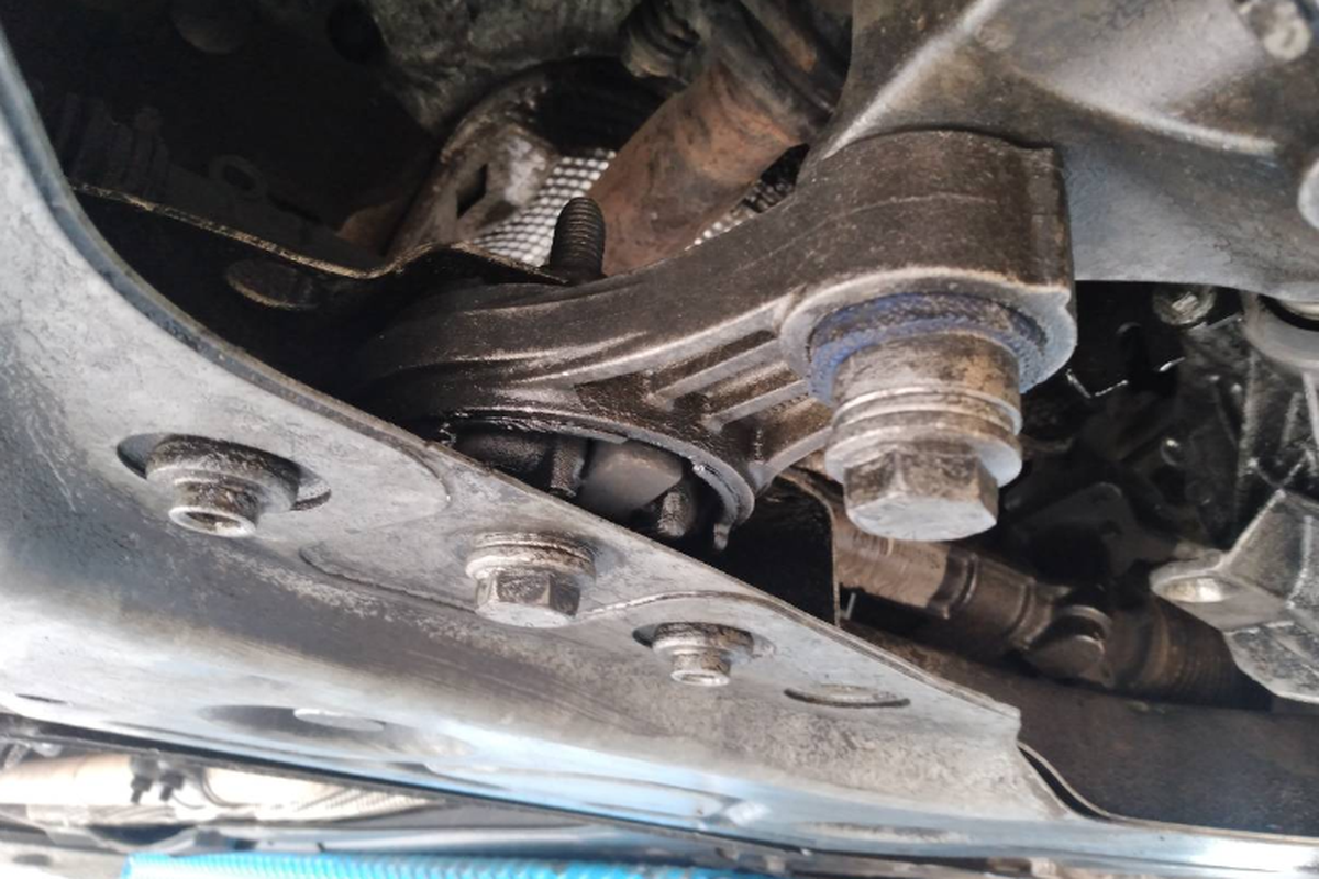 tanda engine mounting rusak, bunyi jedug saat pindah tuas transmisi, tanda transmisi rusak, Bedakan Bunyi Jedug Transmisi Matik dan Engine Mounting