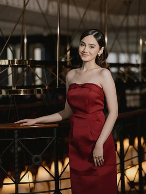 Syifa Hadju, gaya Syifa Hadju, Gaya Syifa Hadju, El Rumi, syifa hadju ulang tahun, gaya syifa hadju, busana syifa hadju, syifa hadju dan el rumi, makeup syifa hadju, Gaya Syifa Hadju Rayakan Ulang Tahun ke-25, Pakai Gaun Merah, 1. Gaun merah strapless, 2. High heels hitam, 3. Gaya rambut dan makeup, 4. Anting minimalis, 5. Dekorasi serba merah