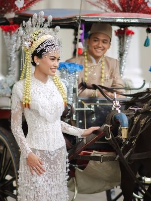 Alya Rohali, pernikahan anak alya rohali, namira adjani, 6 Gaya Pernikahan Namira Adjani Putri Alya Rohali, Anggun dalam Balutan Adat Betawi, 1. Kebaya putih rancangan Didiet Maulana, 2. Siger Betawi berhias bunga melati segar, 3. Tata rambut tradisional oleh Woko S, 4. Makeup natural karya Marlene Hariman, 5. Alas kaki selaras dengan kain dan aksesori, 6. Prosesi adat meriah bersama sanggar Nusantara