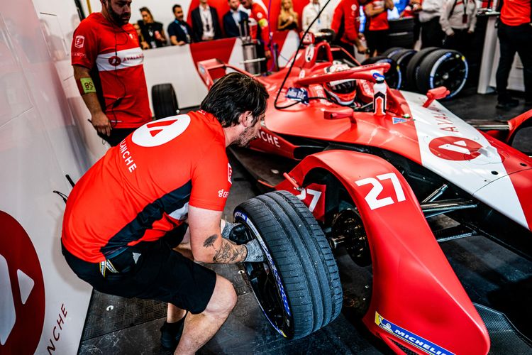 balap mobil, mobil listrik, balap, Formula E, Jakarta E Prix 2025, Formula E 2025: Balapan Malam Mungkin Digelar di Jakarta