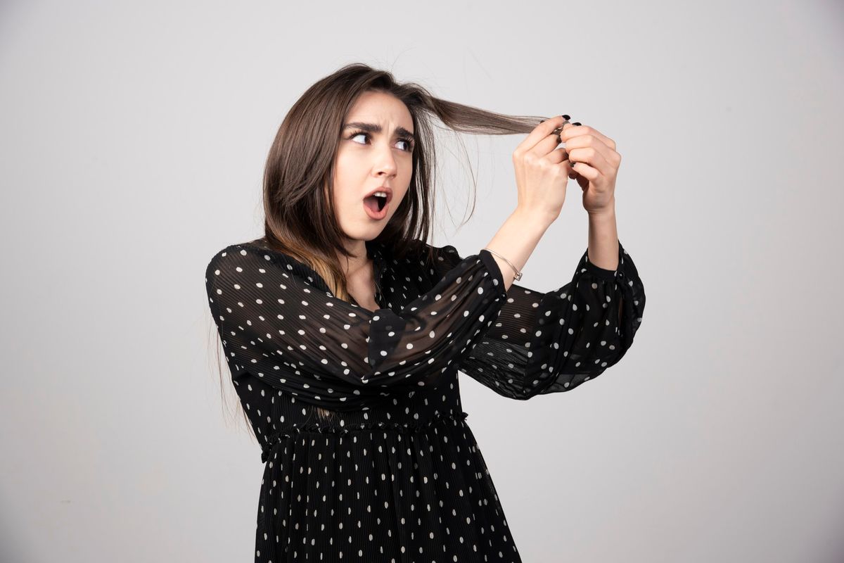 rambut, Potongan rambut, 5 Cara Mengatasi Salah Potong Rambut Menurut Hairstylist, Termasuk Pakai Hair Extension, 1. Komunikasikan keluhan dengan hairstylist, 2. Memotong rambut sedikit lebih pendek, 3. Menggunakan hair extension sebagai solusi sementara, 4. Gunakan referensi foto saat memperbaiki potongan, 5. Bersabar menunggu rambut tumbuh kembali