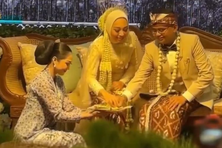 Maula Akbar Mulyadi Putra, Gubernur Jawa Barat Dedi Mulyadi, Dedy Mulyadi, wakil bupati garut putri karlina, Maula Akbar Mulyadi menikah, anak dedy mulyadi menikah, anak dedy mulyadi menikah di mana, anak dedy mulyadi nikahi wabup garut, 5 Gaya Pernikahan Maula Akbar Anak Dedi Mulyadi dengan Putri Karlina, 1. Totopong, 2. Beskap krem, 3. Kebaya klasik, 4. Ronce bunga melati, 5. Kain batik
