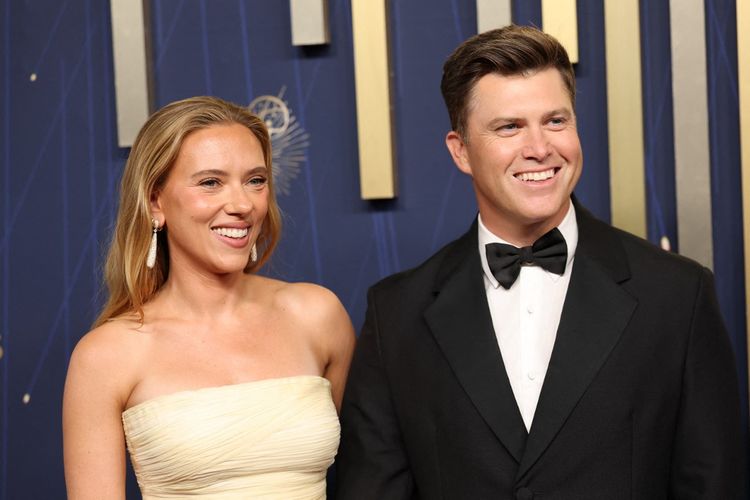 Scarlett Johansson, Emmy Awards, Colin Jost, emmy awards 2025, Scarlett Johansson Elegan dengan Gaun Butter Yellow di Emmy Awards