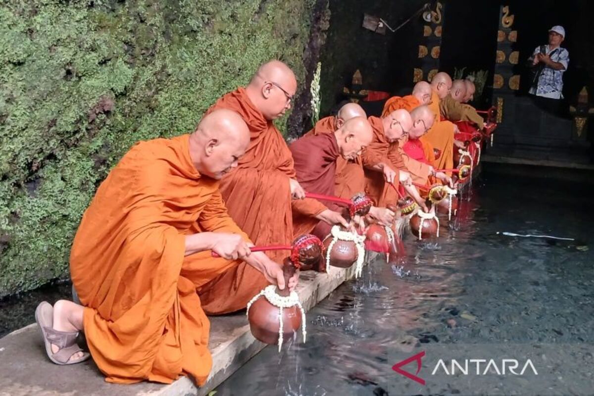 air berkah, Hari Raya Waisak, Umbul Jumprit, Candi Mendut, Jawa Tengah, Apa Makna Air Berkah di Umbul Jumprit Saat Waisak?